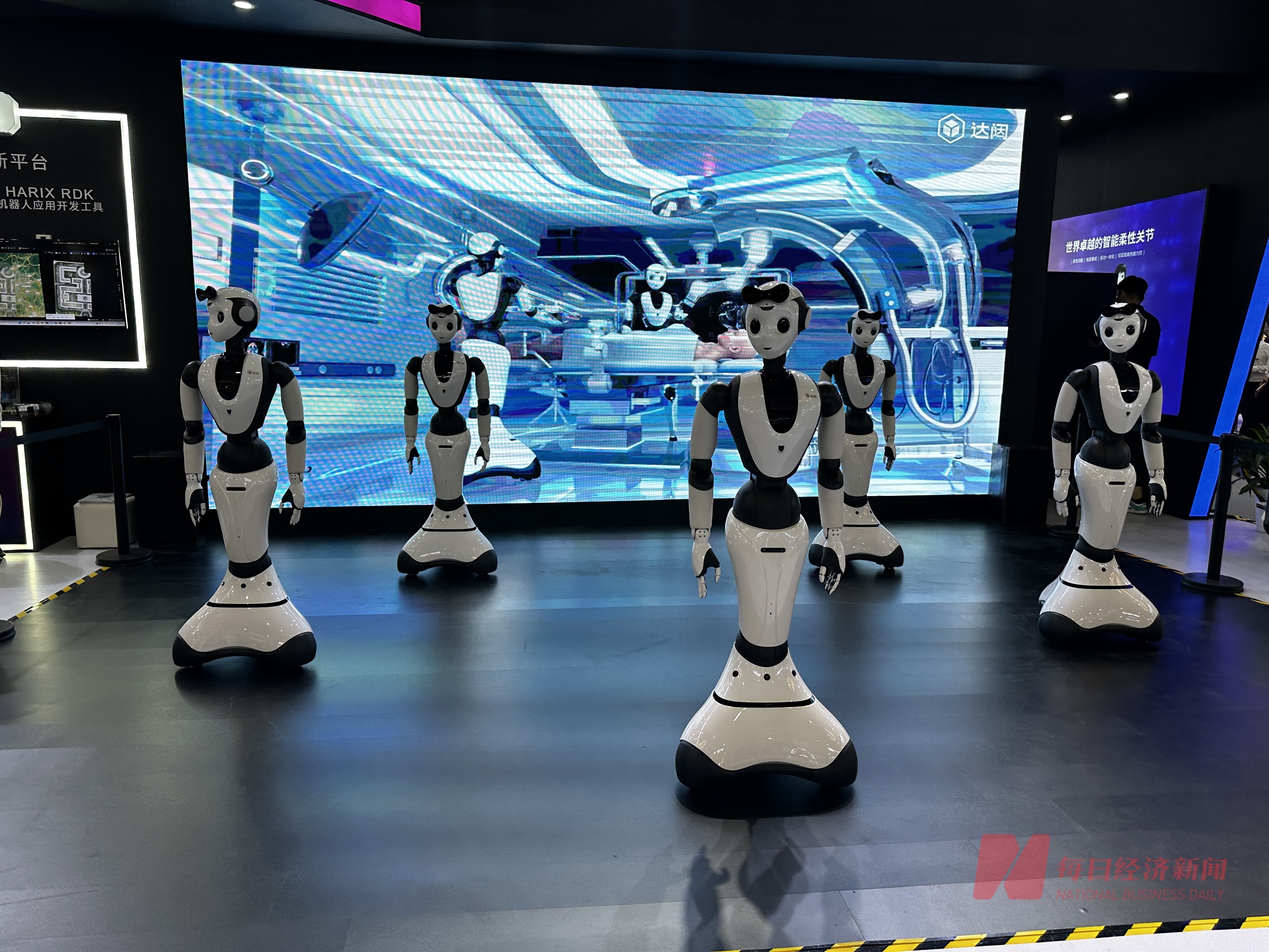 直击WAIC2024 | 人形机器人“天团”集体秀肌肉 具身智能时代要来了？