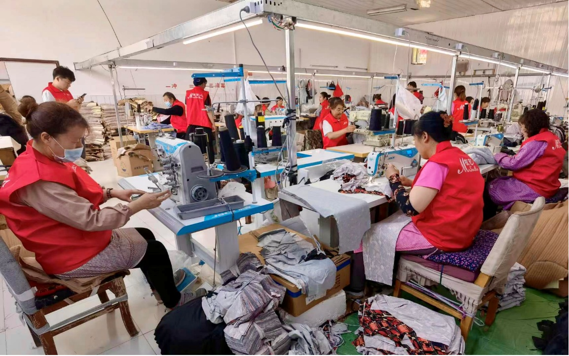 草原小伙拼多多卖驼绒服年销千万 “夕阳产业”变“富民产业”