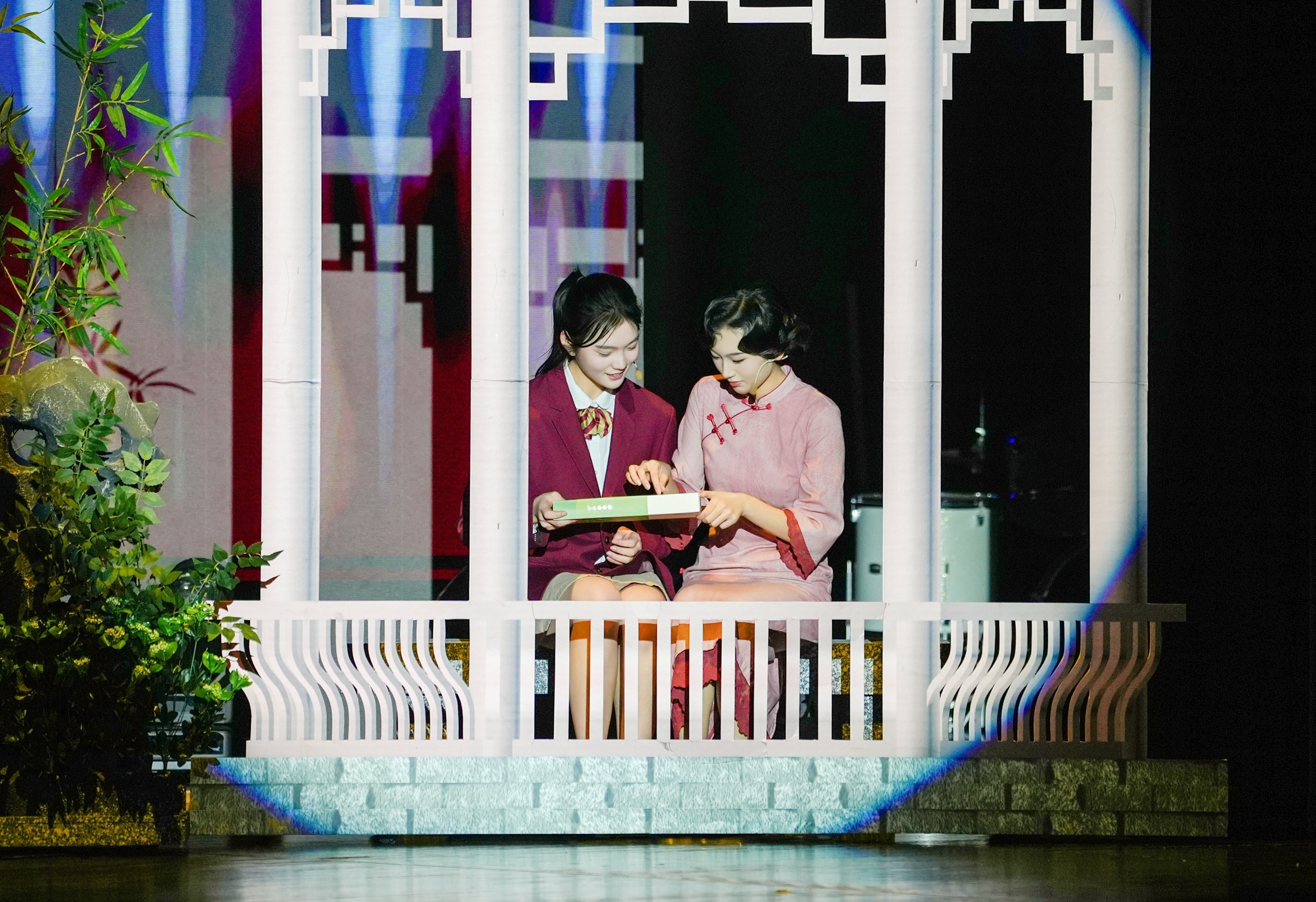 伦华教育十周年原创舞台剧震撼上演，展现文旅教育融合创新篇章