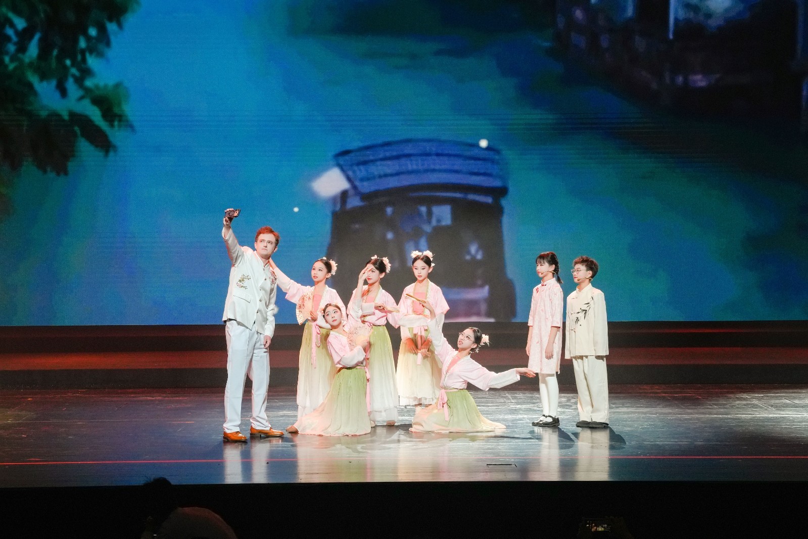 伦华教育十周年原创舞台剧震撼上演,展现文旅教育融合创新篇章 伦华教育十周年原创舞台剧震撼上演,展现文旅教育融合创新篇章