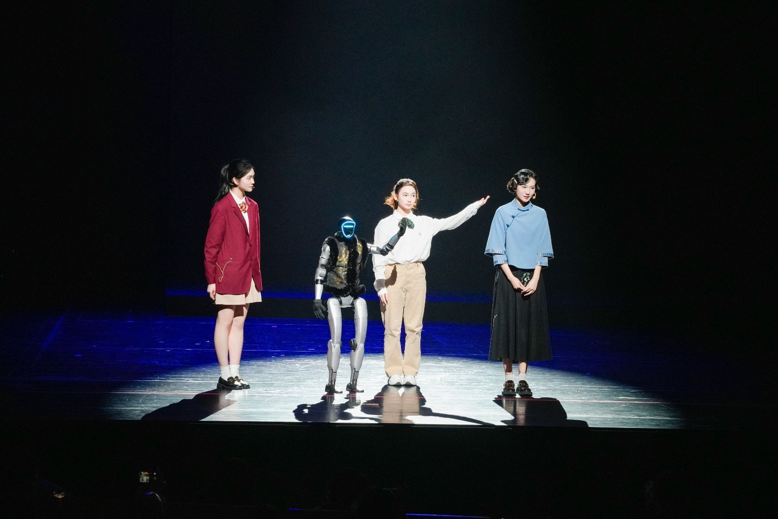 伦华教育十周年原创舞台剧震撼上演,展现文旅教育融合创新篇章 伦华教育十周年原创舞台剧震撼上演,展现文旅教育融合创新篇章