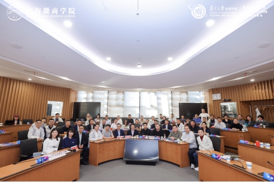 井贤栋与洪清华在上海徽商学院举办跨界对话，井贤栋受聘学院实践导师