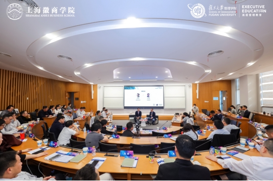 井贤栋与洪清华在上海徽商学院举办跨界对话，井贤栋受聘学院实践导师