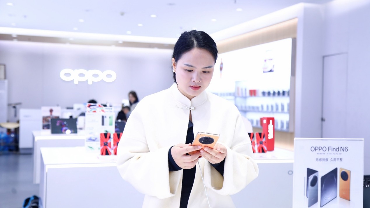 无折痕折叠旗舰引爆市场：OPPO Find N6首销日湖南门店现抢购热潮