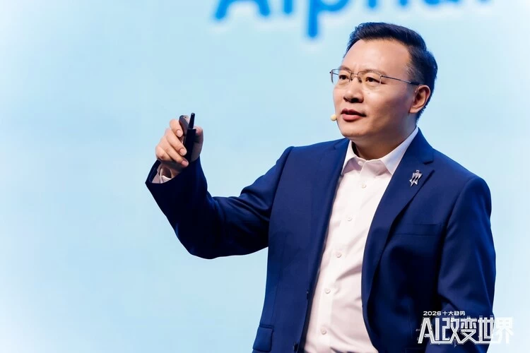 任泽平年度预测演讲重磅收官,欧定成“AI改变生活”唯一服装案例 任泽平年度预测演讲重磅收官,欧定成“AI改变生活”唯一服装案例