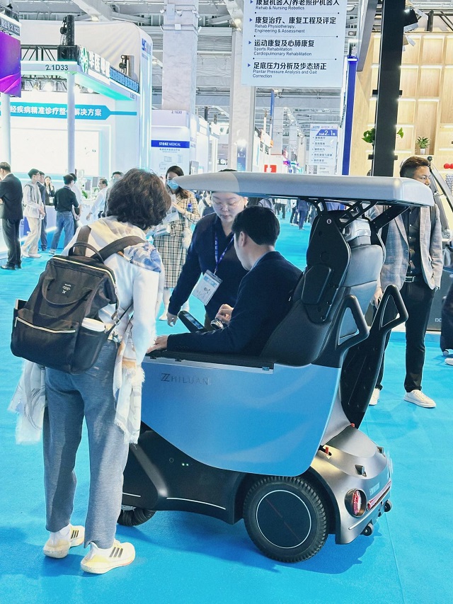 直击2026CMEF，科大国创智能助行机器人爆火