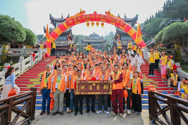 ‌海丰大云岭圣云宫与深圳南澳天后宫联合进香团赴湄洲谒祖 共庆妈祖诞辰