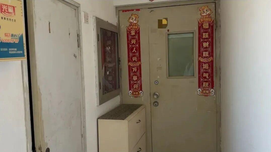 上海一居民打开厕所窗户就是邻居家