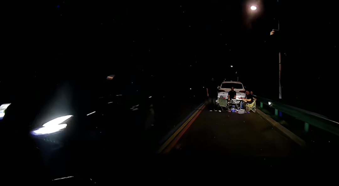 司机避开远光灯后发现4人在车道吃饭 司机避开远光灯后发现4人在车道吃饭