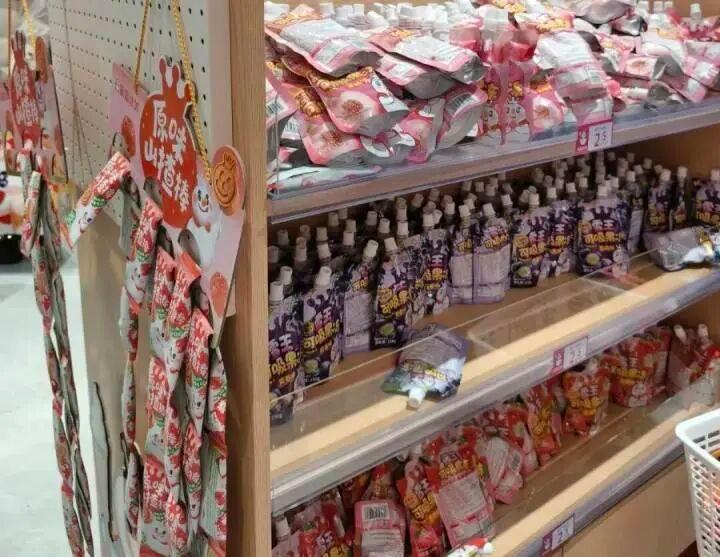 1元干脆面、2元薯片、3元核桃仁，买了一堆才花了几十元！年轻人都流行到奶茶店“进货”吗？