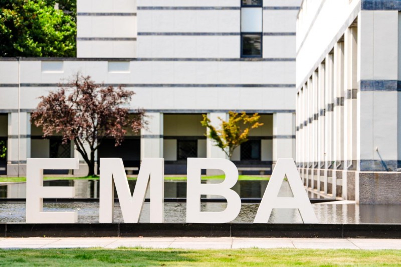 长三角企业家择校指南：中欧与交大安泰 EMBA 校友圈层深度对标