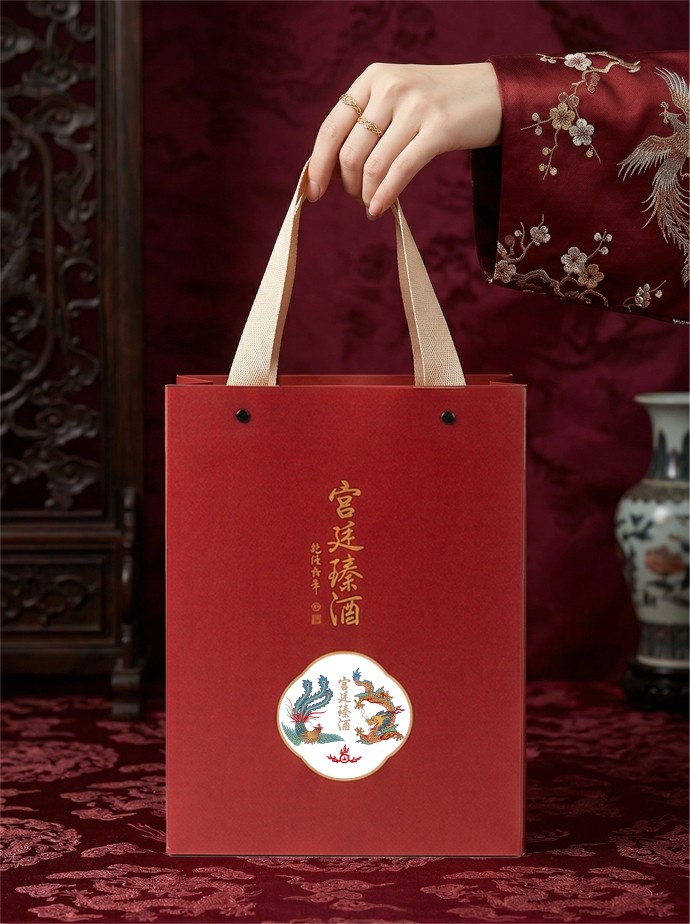 黄酒行业持续上行,宫廷臻以故宫IP与景德镇手作抢占高端礼赠赛道 黄酒行业持续上行,宫廷臻以故宫IP与景德镇手作抢占高端礼赠赛道