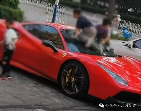 法拉利被4名儿童划损 家长均道歉