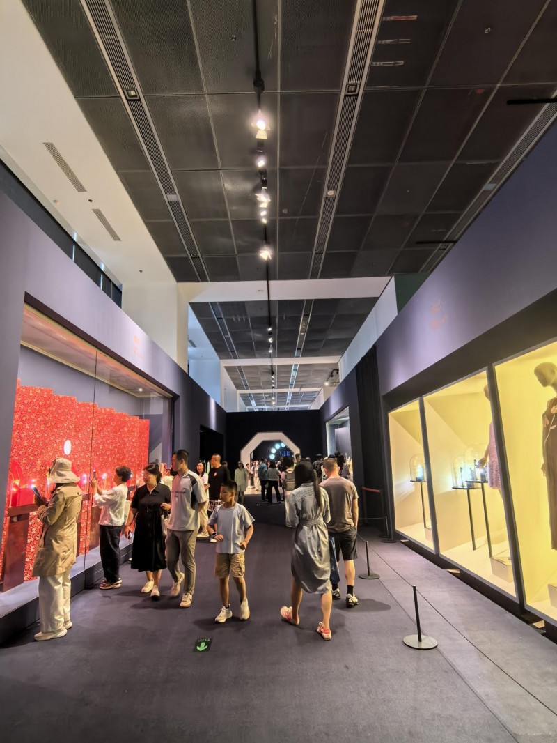 梵粹珠宝 “凤合百年” 黄金团扇亮相中国工艺美术馆非遗特展 梵粹珠宝 “凤合百年” 黄金团扇亮相中国工艺美术馆非遗特展